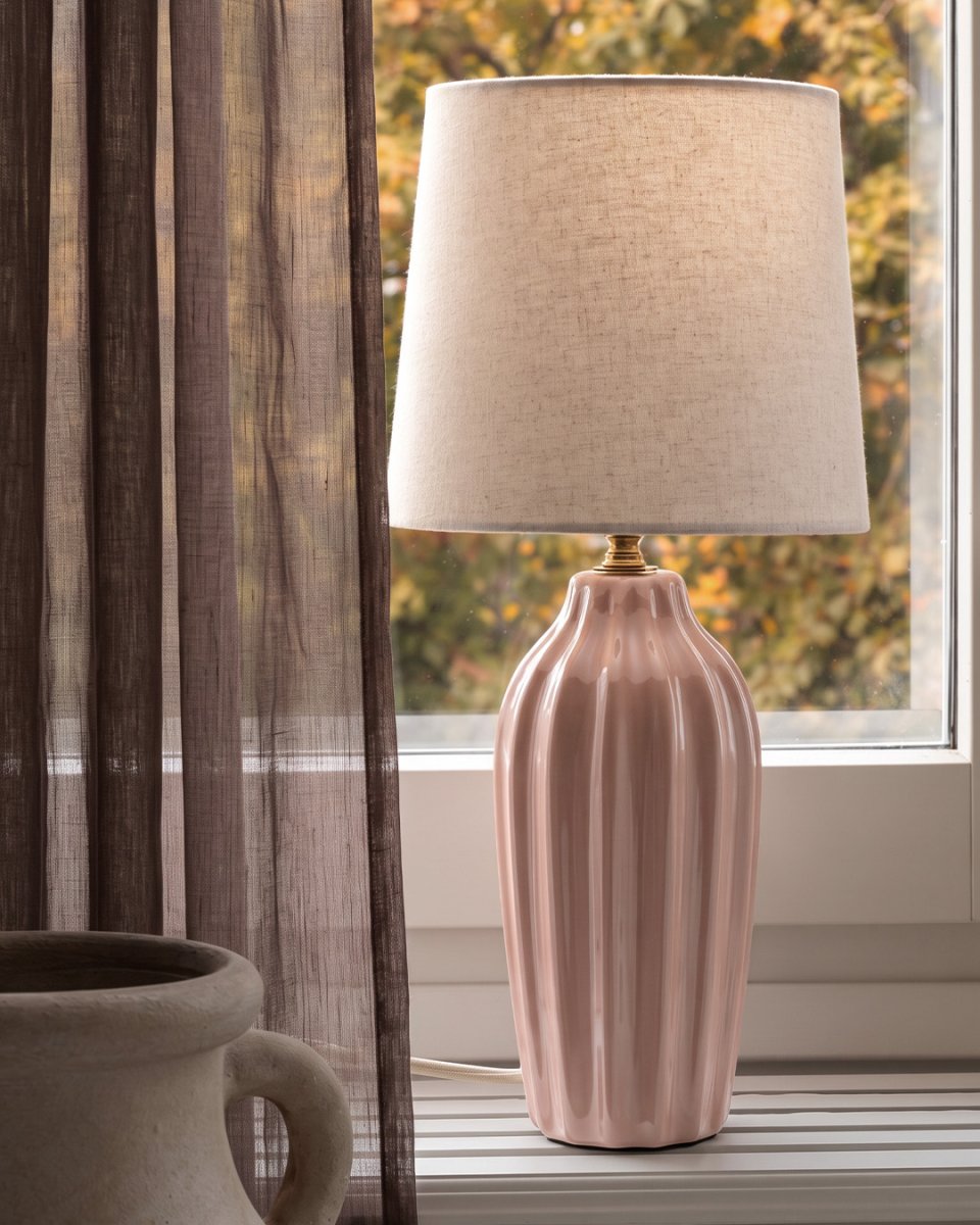 Lyon 40cm Rosa tischlampe Von PR Home - Der geriffelte Keramikfuß in einem zarten Rosa verleiht der Lampe einen zeitlosen und romantischen Ausdruck, während die gedeckten Farbtöne Eleganz und Tiefe schaffen, ohne den Raum zu dominieren.