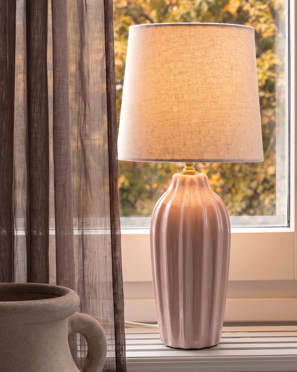 Lyon 40cm Rosa tischlampe Von PR Home - Der geriffelte Keramikfuß in einem zarten Rosa verleiht der Lampe einen zeitlosen und romantischen Ausdruck, während die gedeckten Farbtöne Eleganz und Tiefe schaffen, ohne den Raum zu dominieren.