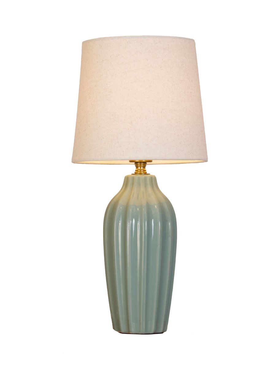 Lyon 40cm Türkis tischlampe Von PR Home - Der geriffelte Keramikfu&szlig; in einem sch&ouml;nen T&uuml;rkis verleiht der Lampe einen zeitlosen und romantischen Ausdruck, w&auml;hrend die gedeckten Farbt&ouml;ne Eleganz und Tiefe schaffen, ohne den Raum zu dominieren.