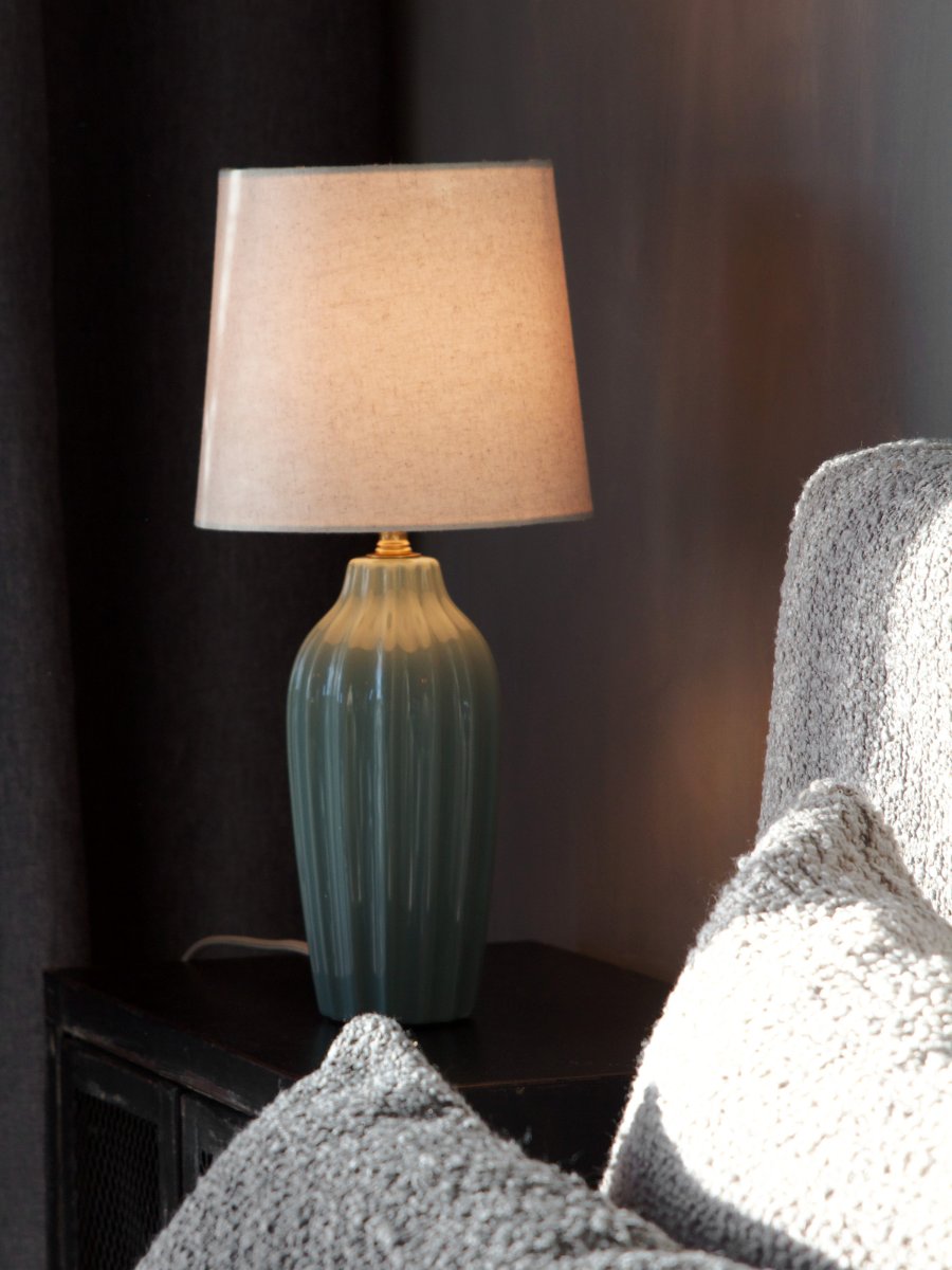 Lyon 40cm Türkis tischlampe Von PR Home - Der geriffelte Keramikfu&szlig; in einem sch&ouml;nen T&uuml;rkis verleiht der Lampe einen zeitlosen und romantischen Ausdruck, w&auml;hrend die gedeckten Farbt&ouml;ne Eleganz und Tiefe schaffen, ohne den Raum zu dominieren.