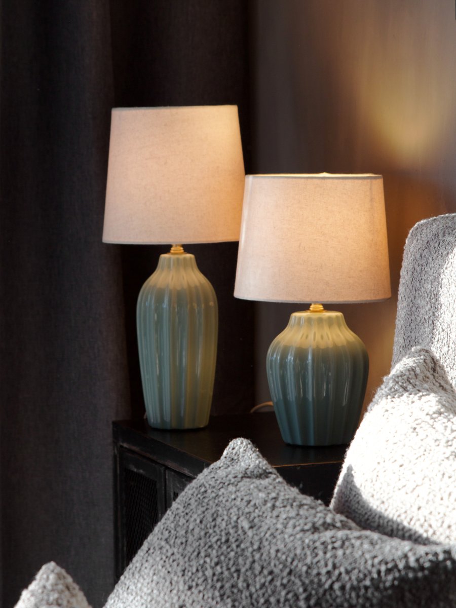 Lyon 40cm Türkis tischlampe Von PR Home - Der geriffelte Keramikfu&szlig; in einem sch&ouml;nen T&uuml;rkis verleiht der Lampe einen zeitlosen und romantischen Ausdruck, w&auml;hrend die gedeckten Farbt&ouml;ne Eleganz und Tiefe schaffen, ohne den Raum zu dominieren.