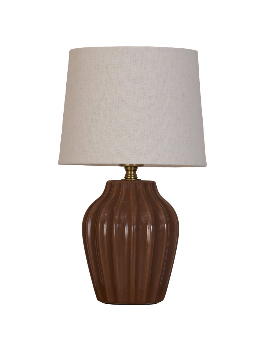Lyon 32cm Braun tischlampe Von PR Home - Der geriffelte Keramikfu&szlig; in warmem Braunton verleiht der Leuchte eine zeitlose und romantische Ausstrahlung, w&auml;hrend die gedeckten Farbt&ouml;ne Eleganz und Tiefe schaffen, ohne den Raum zu dominieren.