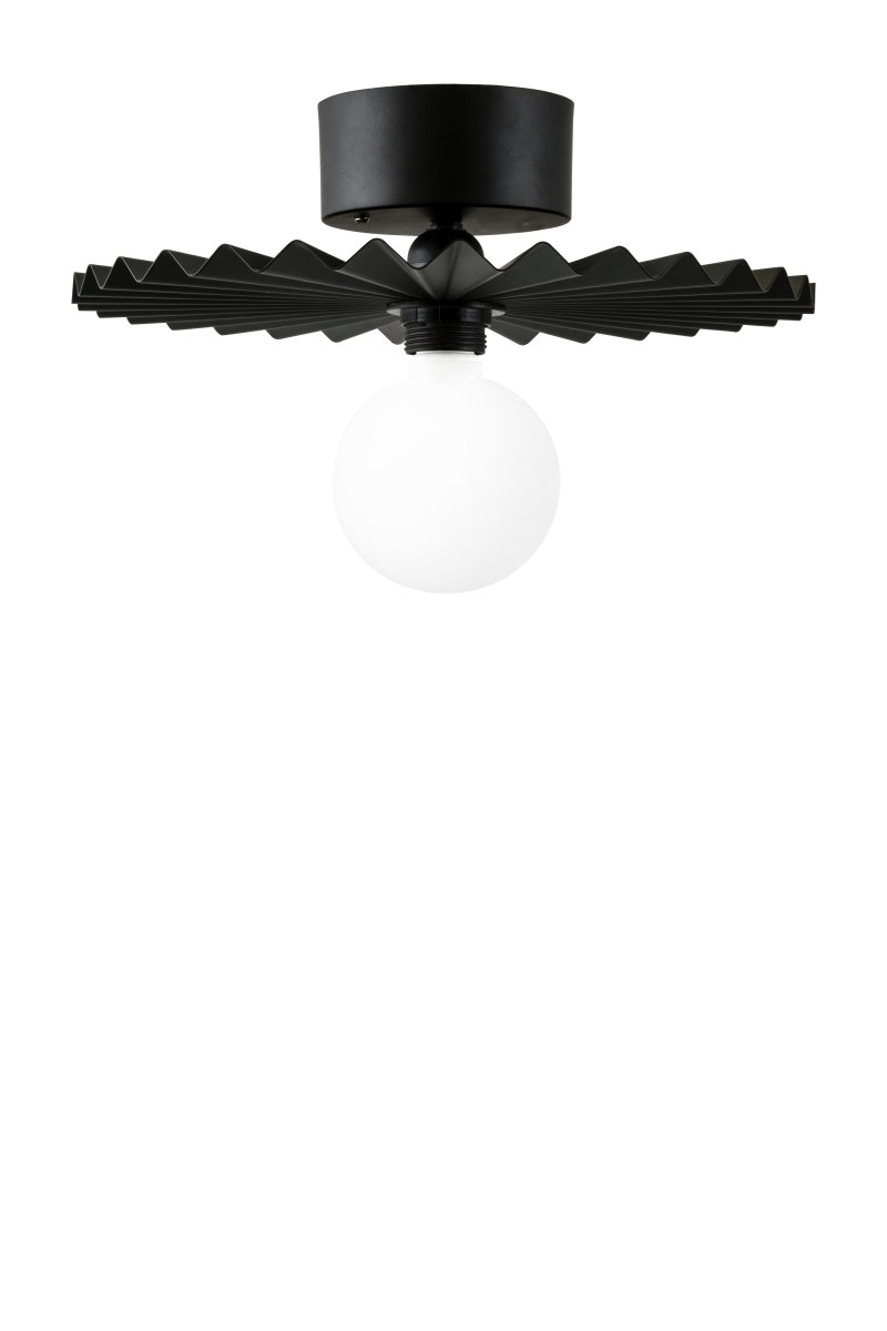 Omega Ø35 Schwarz wandlampe Von Globen Lighting - Die Leuchte kann sowohl an der Decke als auch an der Wand montiert werden, was sie flexibel einsetzbar macht.