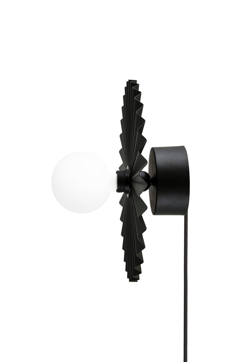 Omega Ø35 Schwarz wandlampe Von Globen Lighting - Die Leuchte kann sowohl an der Decke als auch an der Wand montiert werden, was sie flexibel einsetzbar macht.
