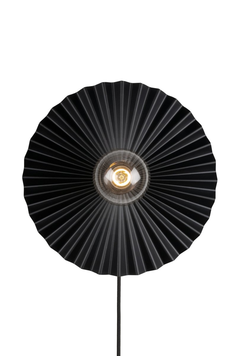 Omega Ø35 Schwarz wandlampe Von Globen Lighting - Die Leuchte kann sowohl an der Decke als auch an der Wand montiert werden, was sie flexibel einsetzbar macht.