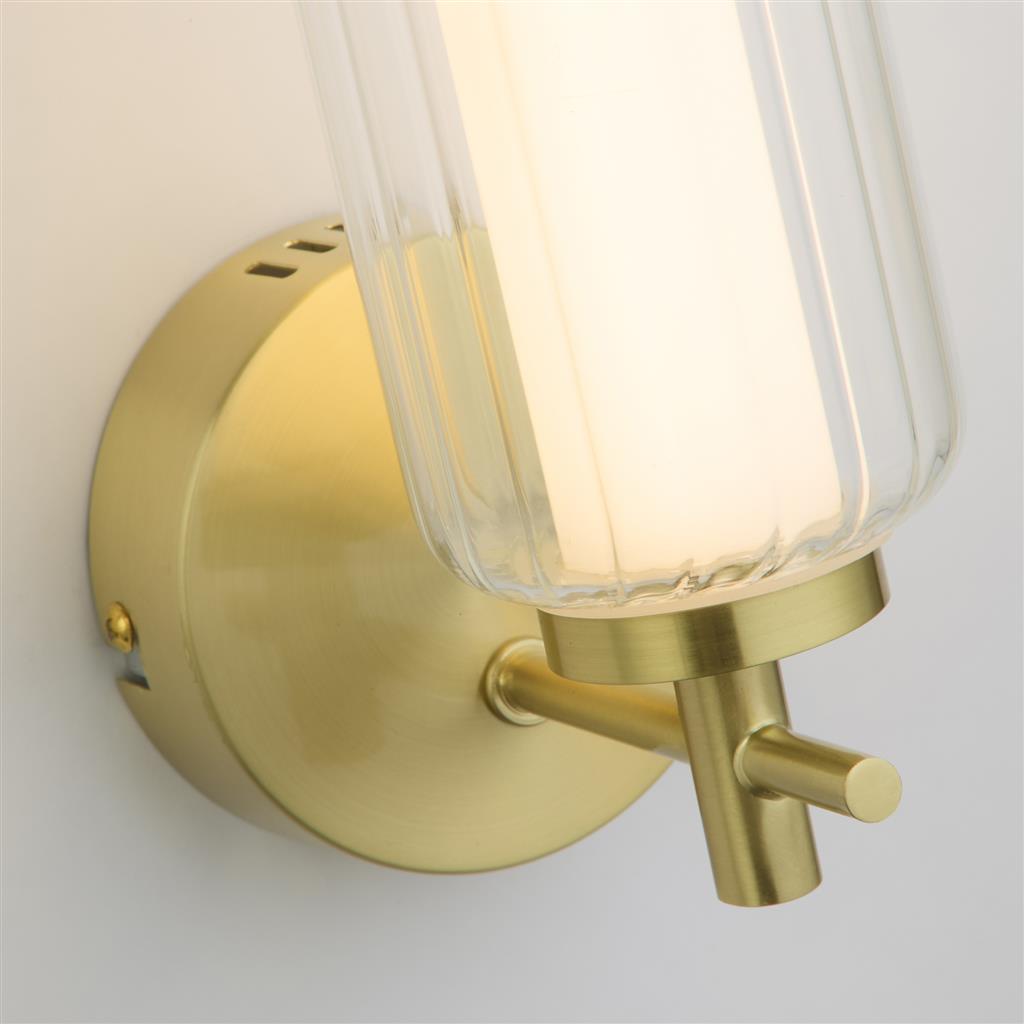 Mod 32cm Messing wandlampe Von Searchlight - Das geriffelte Glas erzeugt ein wundersch&ouml;nes Lichtspiel mit Schatten und Reflexionen, das dem Raum zus&auml;tzliche Tiefe und Charakter verleiht.