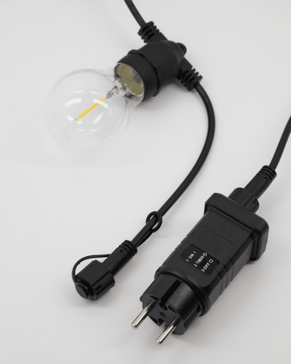 Light Lichterkette 8m Schwarz Von House Doctor - Schlie&szlig;en Sie bis zu drei Sets f&uuml;r eine gr&ouml;&szlig;ere Abdeckung an und genie&szlig;en Sie den Komfort einer Timerfunktion, die die Lichter 6 Stunden lang eingeschaltet und 18 Stunden lang ausgeschaltet l&auml;sst.