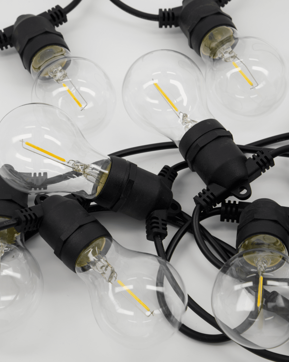 Light Lichterkette 8m Schwarz Von House Doctor - Schlie&szlig;en Sie bis zu drei Sets f&uuml;r eine gr&ouml;&szlig;ere Abdeckung an und genie&szlig;en Sie den Komfort einer Timerfunktion, die die Lichter 6 Stunden lang eingeschaltet und 18 Stunden lang ausgeschaltet l&auml;sst.