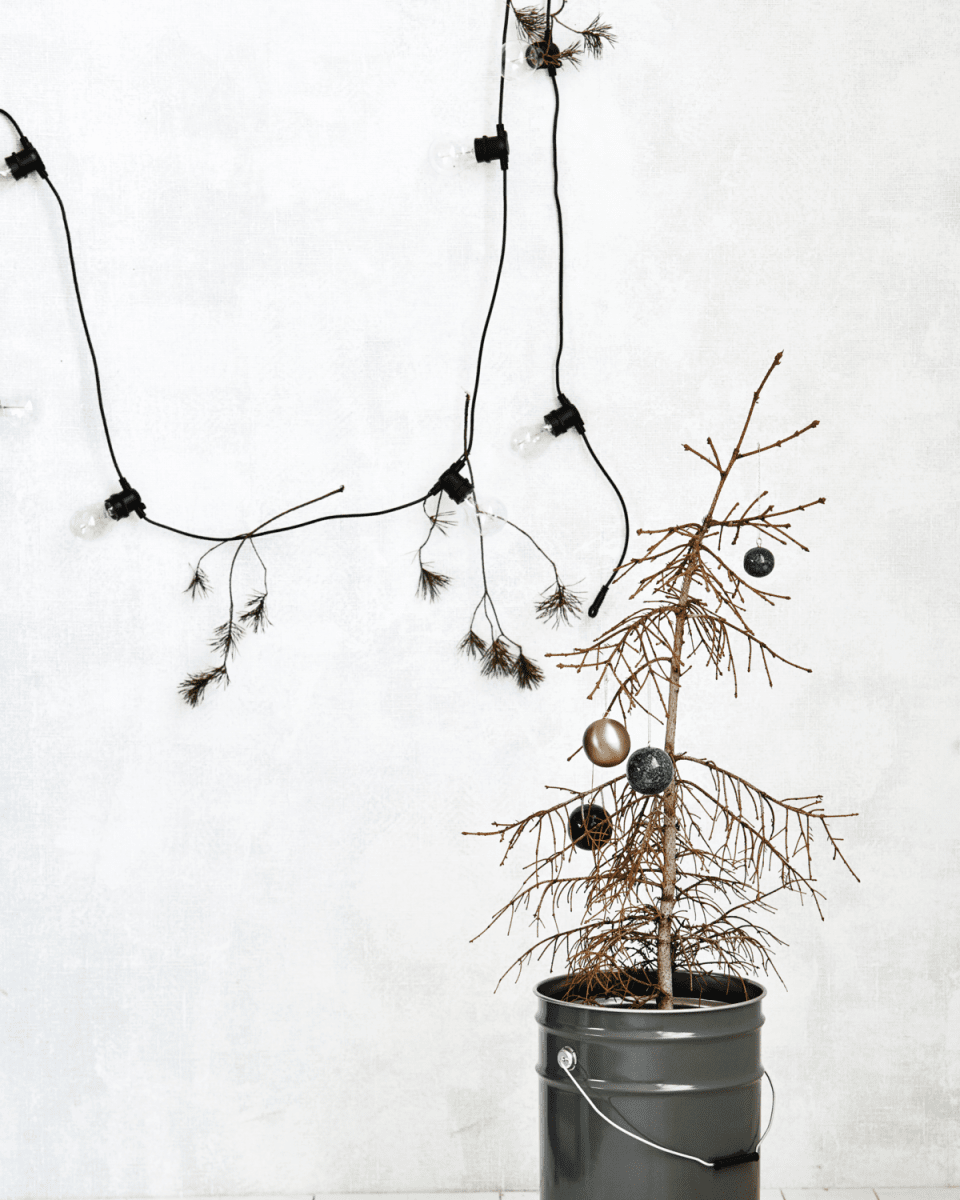 Light Lichterkette 8m Schwarz Von House Doctor - Schlie&szlig;en Sie bis zu drei Sets f&uuml;r eine gr&ouml;&szlig;ere Abdeckung an und genie&szlig;en Sie den Komfort einer Timerfunktion, die die Lichter 6 Stunden lang eingeschaltet und 18 Stunden lang ausgeschaltet l&auml;sst.