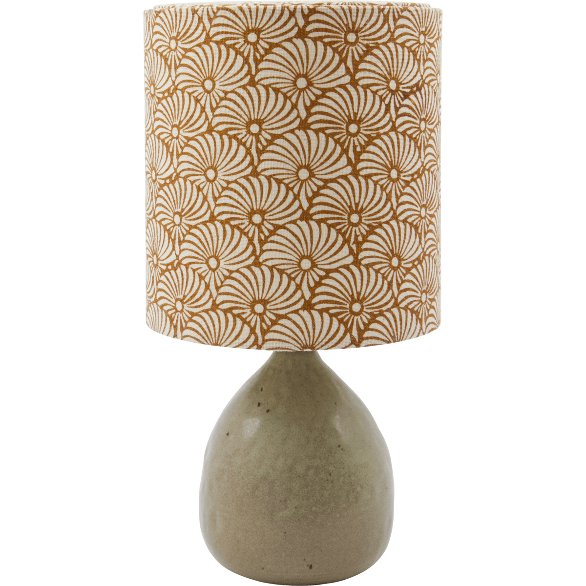 Flores 30cm Sand tischlampe Von House Doctor - Es verfügt über einen sandfarbenen Keramiksockel und einen Lampenschirm aus Leinen, der mit handgedruckten sand- und braunen Sonnenfedermotiven verziert ist und so eine moderne und gemütliche Ästhetik auf wunderbare Weise in Einklang bringt.