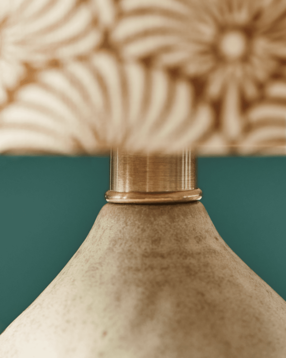Flores 30cm Sand tischlampe Von House Doctor - Es verfügt über einen sandfarbenen Keramiksockel und einen Lampenschirm aus Leinen, der mit handgedruckten sand- und braunen Sonnenfedermotiven verziert ist und so eine moderne und gemütliche Ästhetik auf wunderbare Weise in Einklang bringt.