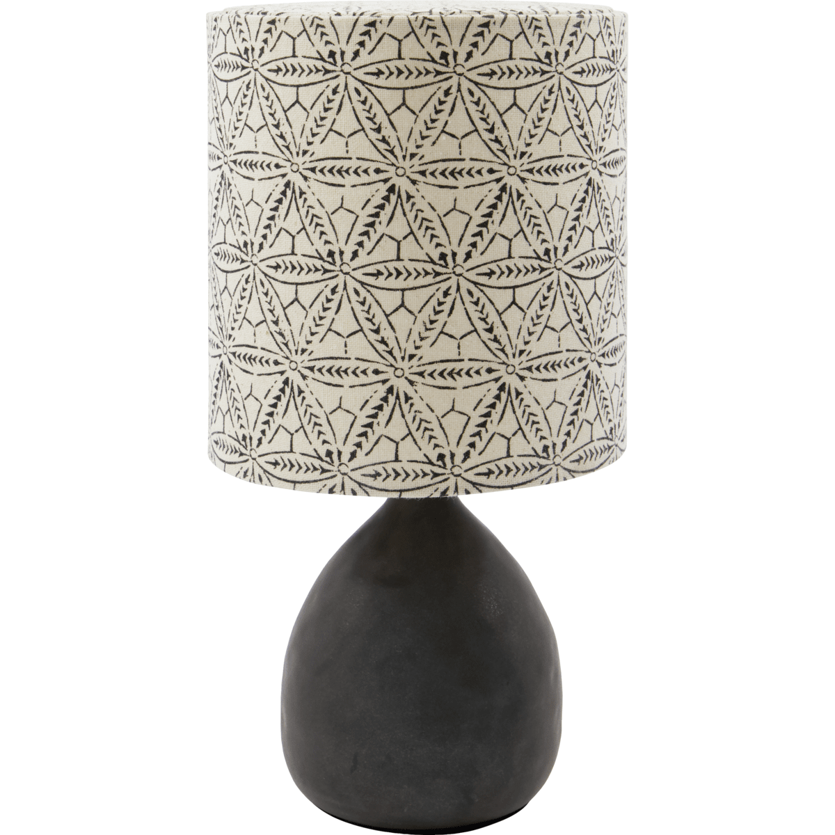 Flores 30cm Schwarz tischlampe Von House Doctor - Der Sockel aus schwarzer Steinzeugkeramik bietet eine stabile Grundlage, während der Lampenschirm aus Leinen mit einem handgedruckten Ethnomuster für einen einzigartigen Charakter sorgt.
