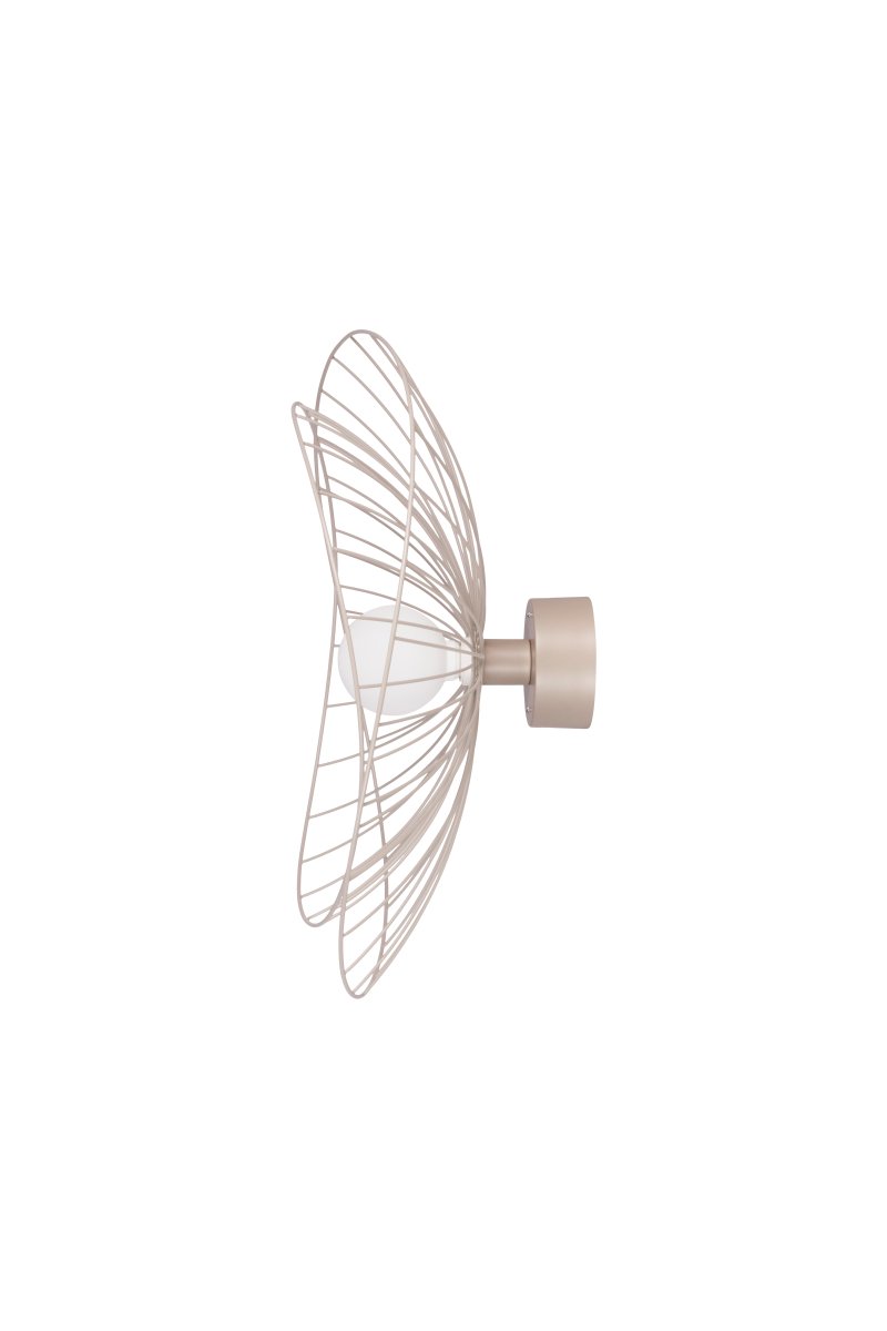 Ray Ø60 Beige wandlampe Von Globen Lighting - Die Leuchte kann sowohl an der Decke als auch an der Wand montiert werden und ist daher flexibel einsetzbar.