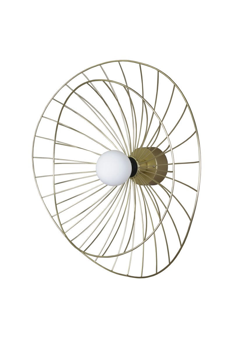 Ray Ø60 Gebürstetes Messing wandlampe Von Globen Lighting - Die Leuchte kann sowohl an der Decke als auch an der Wand montiert werden und ist daher flexibel einsetzbar.