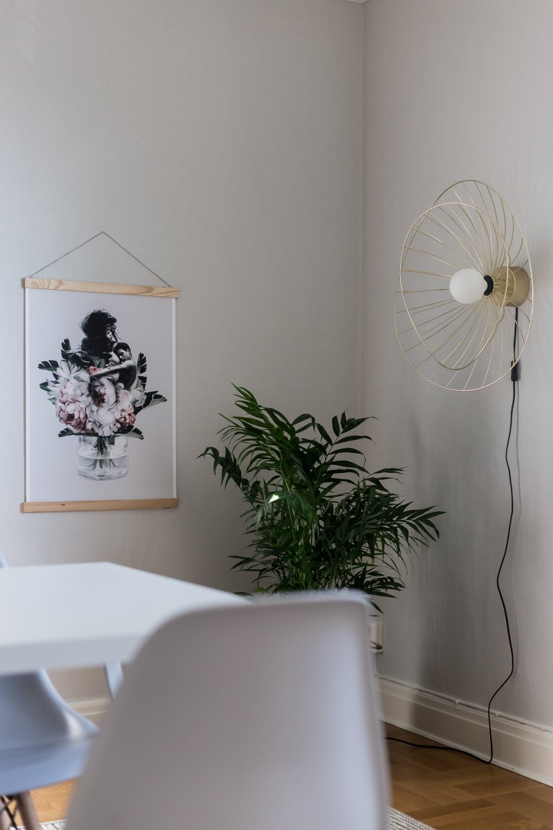 Ray Ø60 Gebürstetes Messing wandlampe Von Globen Lighting - Die Leuchte kann sowohl an der Decke als auch an der Wand montiert werden und ist daher flexibel einsetzbar.