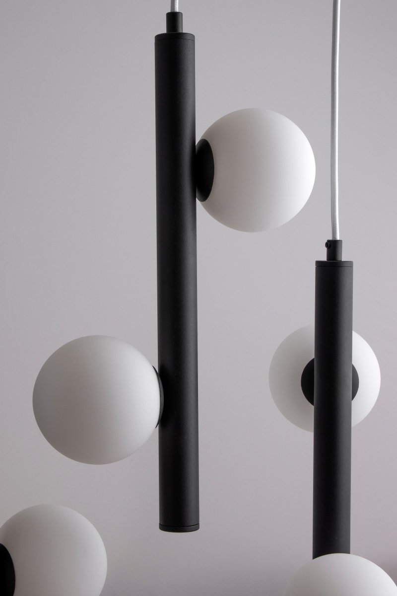 Pearl 70cm Schwarz hängelampe Von Globen Lighting - Die Kabel bestehen aus wei&szlig;em Textil und sind 120 cm lang, der Deckenbaldachin ist aus mattschwarz pulverbeschichtetem Metall, Kronenverbinder f&uuml;r Deckenanschluss nicht im Lieferumfang enthalten.