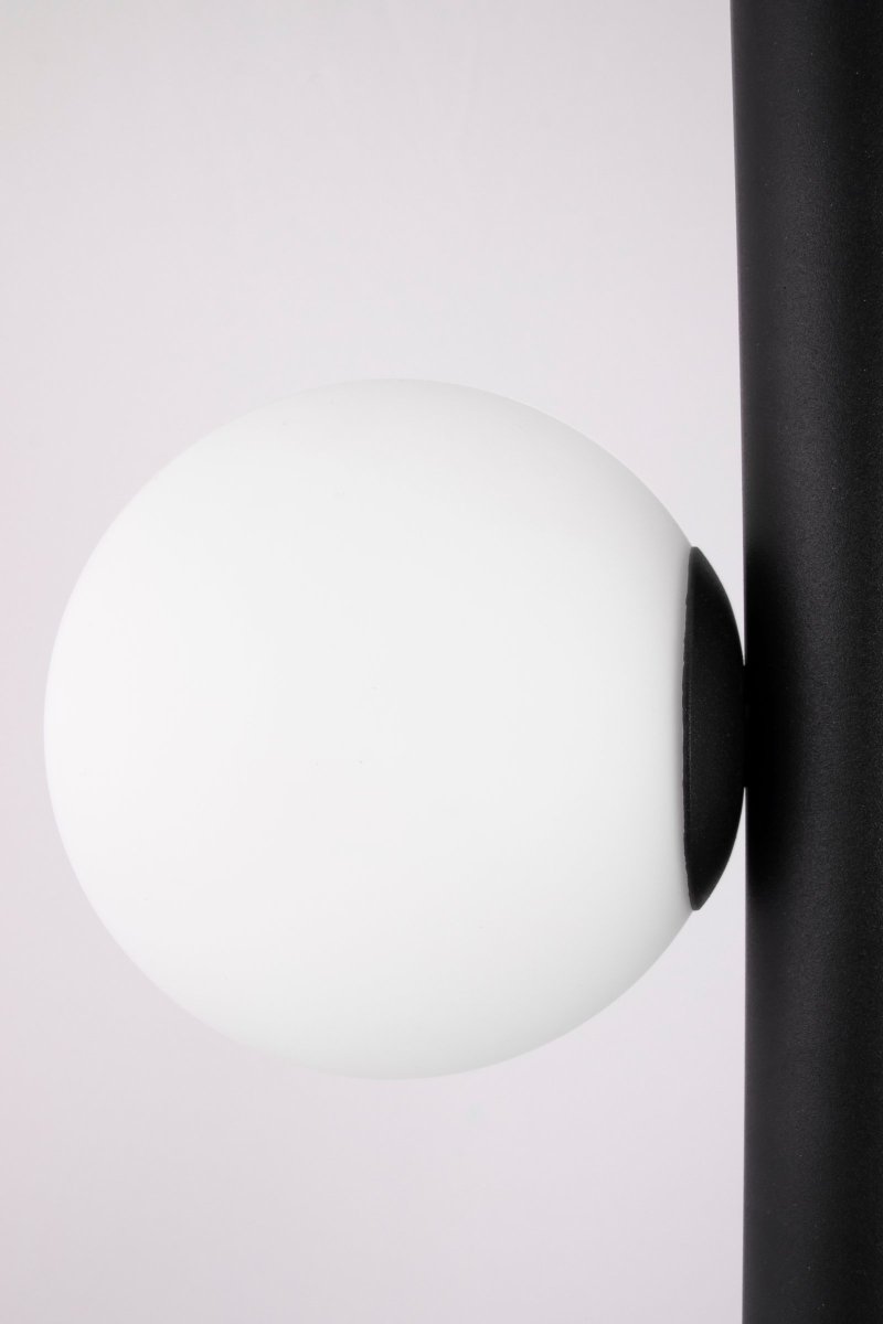 Pearl 70cm Schwarz hängelampe Von Globen Lighting - Die Kabel bestehen aus wei&szlig;em Textil und sind 120 cm lang, der Deckenbaldachin ist aus mattschwarz pulverbeschichtetem Metall, Kronenverbinder f&uuml;r Deckenanschluss nicht im Lieferumfang enthalten.
