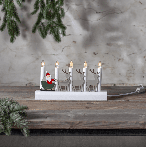 Julia Weiß Von Star Trading - Adventskerzenst&auml;nder mit Weihnachtsmann und seinen Rentieren, in Weihnachtsfarben bemalt.