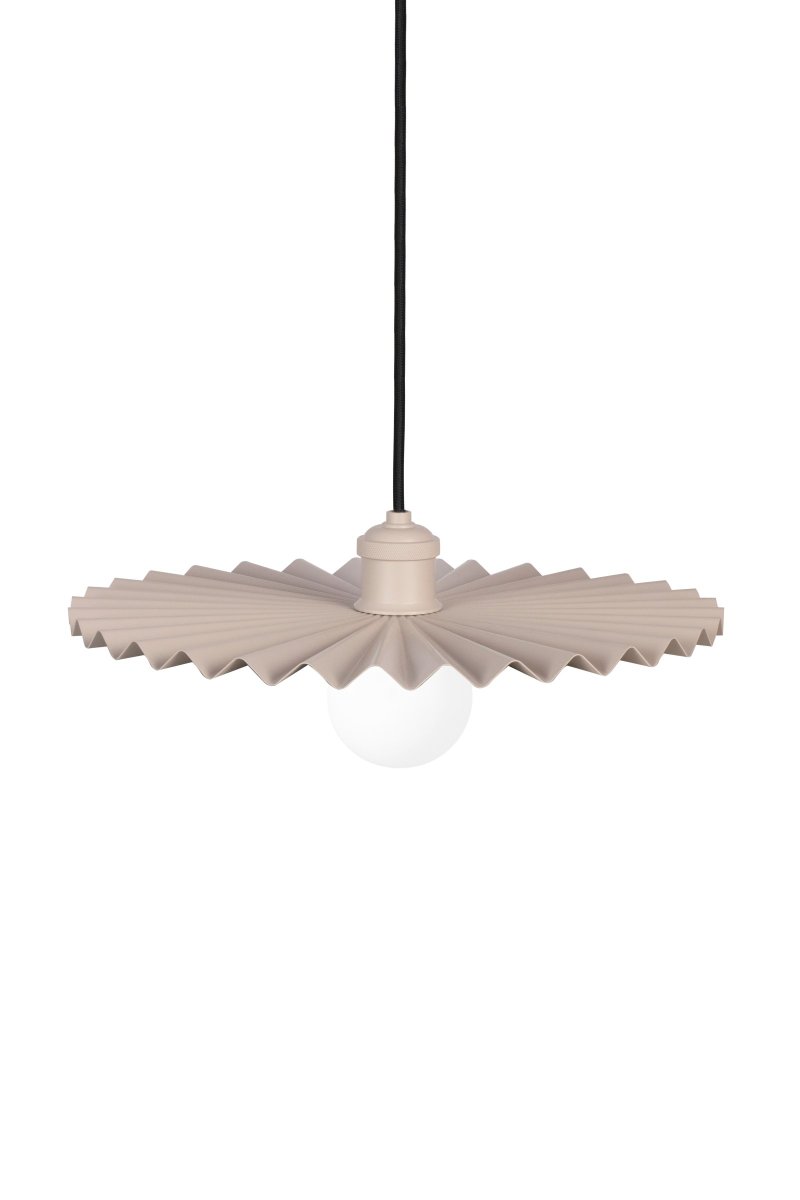 Omega Ø50 Beige hängelampe Von Globen Lighting - Die Pendelleuchte Omega &uuml;bernimmt die F&uuml;hrung und f&auml;llt mit ihrem plissierten, beigefarbenen Metallschirm im Raum auf.