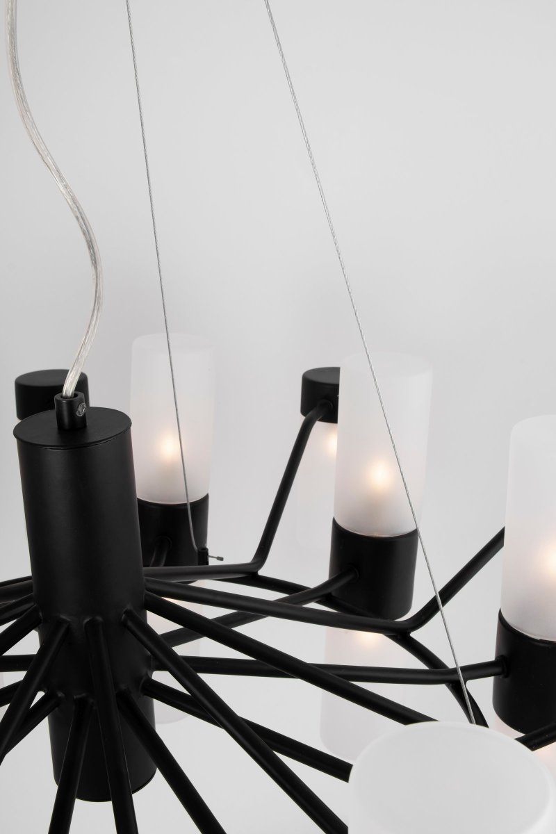 Santa Maria Ø90 Schwarz hängelampe Von Globen Lighting - Die Lampe besteht aus mattschwarz lackiertem Metall und verfügt über 30 Milchglaskuppeln, wodurch beim Einschalten der Lampe schöne Lichtpunkte durch das Glas sichtbar sind.