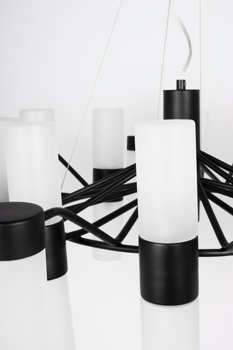 Santa Maria Ø90 Schwarz hängelampe Von Globen Lighting - Die Lampe besteht aus mattschwarz lackiertem Metall und verfügt über 30 Milchglaskuppeln, wodurch beim Einschalten der Lampe schöne Lichtpunkte durch das Glas sichtbar sind.