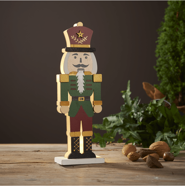 Nutcracker 25cm Mehrfarbig Von Star Trading - Dekorieren Sie Ihren Schreibtisch oder Ihr Regal mit diesem Nussknacker zu Weihnachten und im Advent.