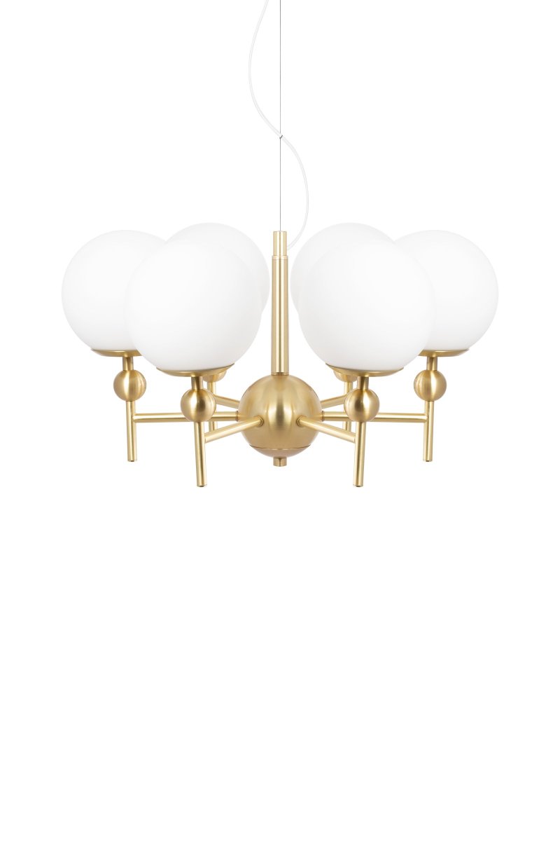 Astrid Ø50 Gebürstetes Messing hängelampe Von Globen Lighting - Astrid ist eine klassische Pendelleuchte mit mattwei&szlig;em Glas und geb&uuml;rstetem messingfarbenem Metall.