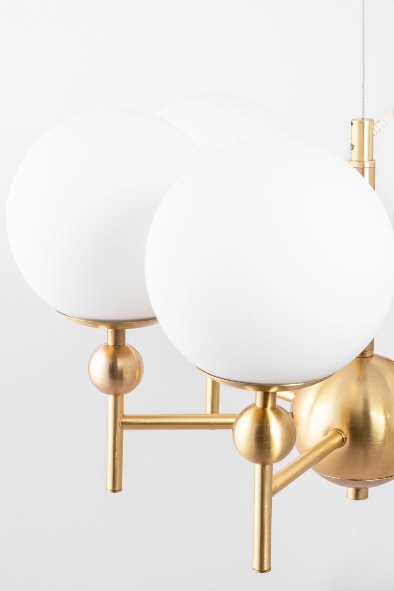 Astrid Ø50 Gebürstetes Messing hängelampe Von Globen Lighting - Astrid ist eine klassische Pendelleuchte mit mattwei&szlig;em Glas und geb&uuml;rstetem messingfarbenem Metall.