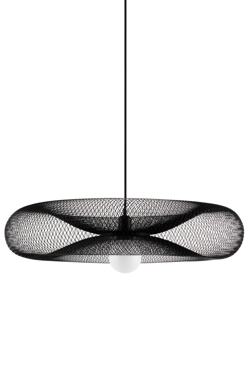 Torus Ø65 Schwarz hängelampe Von Globen Lighting - Torus &auml;r en luftig och mjuk pendel tillverkad av galvaniserat svart metalln&auml;t.