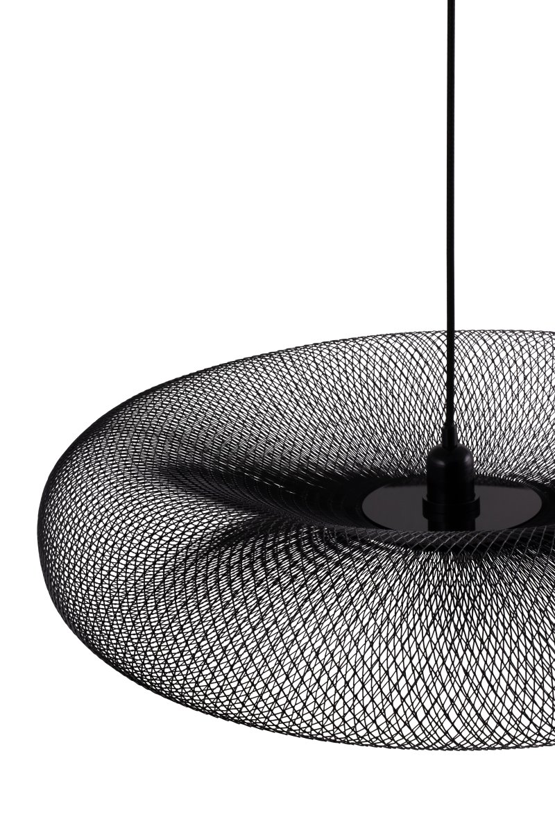 Torus Ø65 Schwarz hängelampe Von Globen Lighting - Torus &auml;r en luftig och mjuk pendel tillverkad av galvaniserat svart metalln&auml;t.