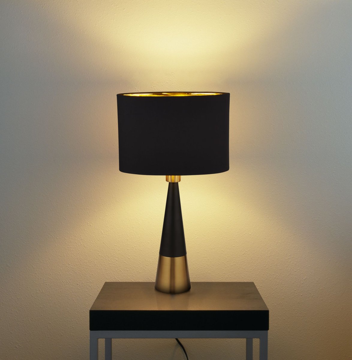 Chloe 40cm Mattschwarz tischlampe Von Searchlight - Mit ihrem minimalistischen und dennoch stilvollen Design wird diese Lampe mit ihrem auffälligen Design ein zeitloses Detail in Ihrem Zuhause sein.