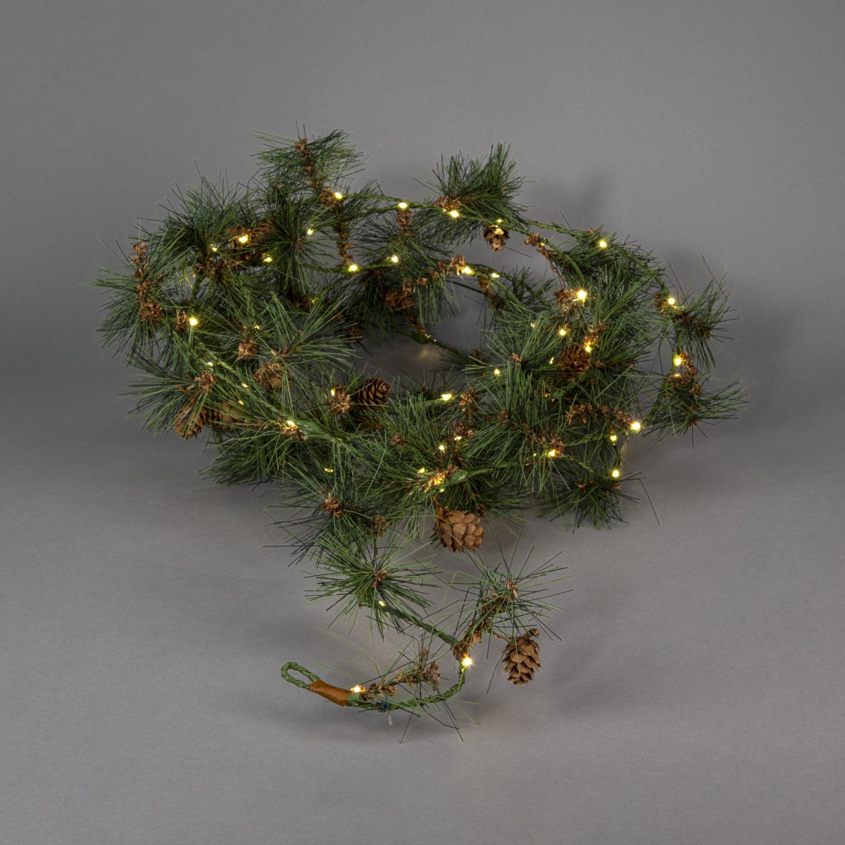Girlande 6m Grün Von Konstsmide - Diese Girlande mit k&uuml;nstlichen Tannennadeln und kleinen Zapfen schafft eine warme und einladende Winteratmosph&auml;re.