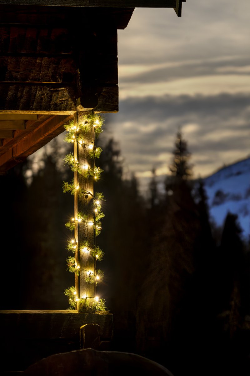 Girlande 6m Grün Von Konstsmide - Diese Girlande mit k&uuml;nstlichen Tannennadeln und kleinen Zapfen schafft eine warme und einladende Winteratmosph&auml;re.