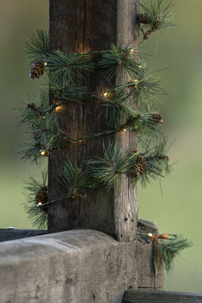 Girlande 6m Grün Von Konstsmide - Diese Girlande mit k&uuml;nstlichen Tannennadeln und kleinen Zapfen schafft eine warme und einladende Winteratmosph&auml;re.
