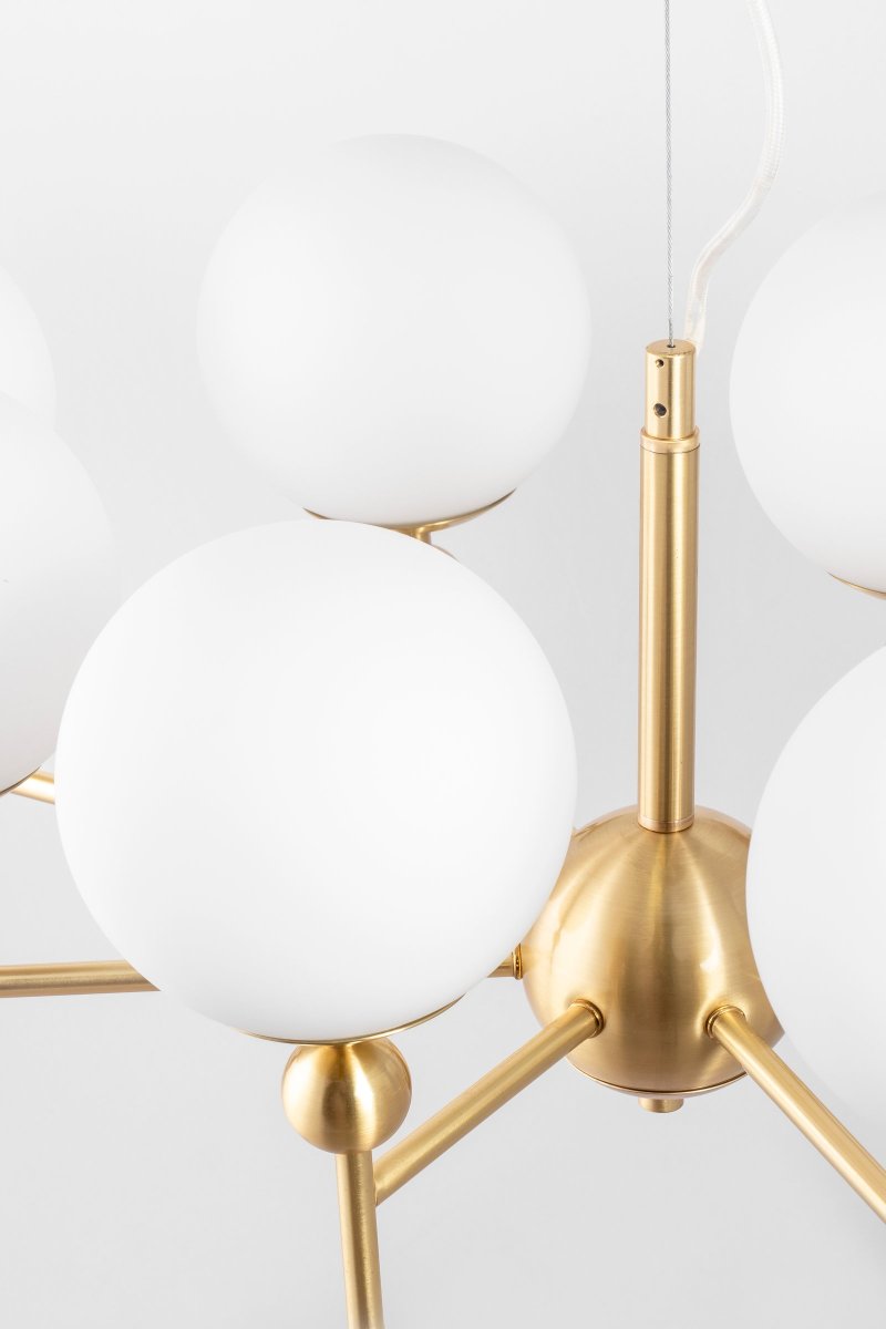 Astrid 85cm Gebürstetes Messing hängelampe Von Globen Lighting - Astrid ist mit ihrem mattwei&szlig;en Glas und dem geb&uuml;rsteten messingfarbenen Metall eine klassische und spektakul&auml;re Pendelleuchte.