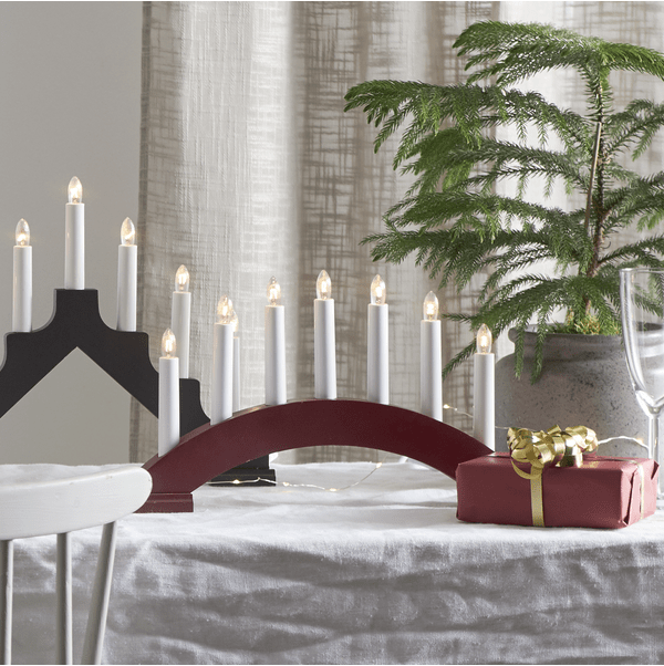 Bea ROT Von Star Trading - Roter Holzkerzenständer in Bogenform mit sieben Kerzen.