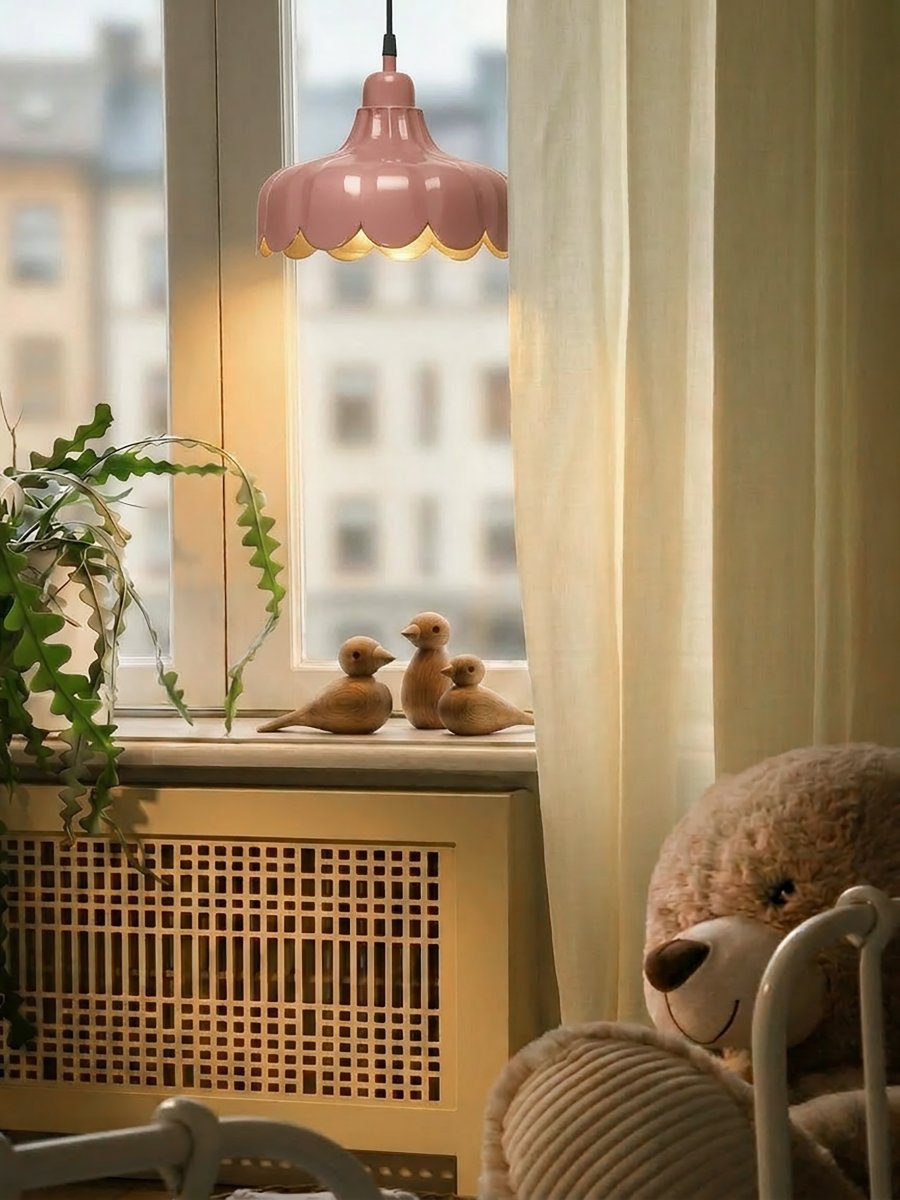 Wells Ø24 Dunkelrosa fensterlampe Von PR Home - Wells wird Ihr Zuhause mit ihren femininen Formen und ansprechenden Farben bereichern.