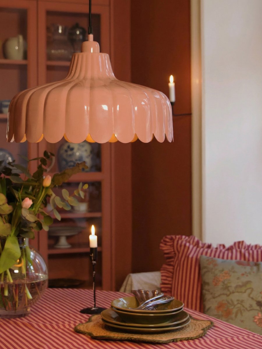 Wells Ø45 Dunkelrosa hängelampe Von PR Home - Wells wird Ihr Zuhause mit ihren femininen Formen und ansprechenden Farben bereichern.