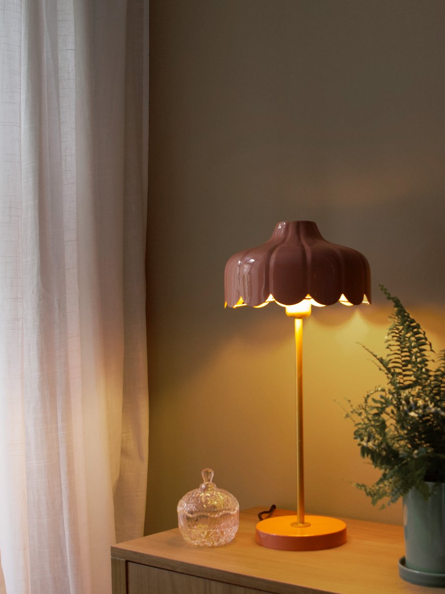 Wells 50cm Dunkelrosa tischlampe Von PR Home - Inspiriert von einer Blume, entstand diese Serie in verschiedenen Farben und Ausf&uuml;hrungen.