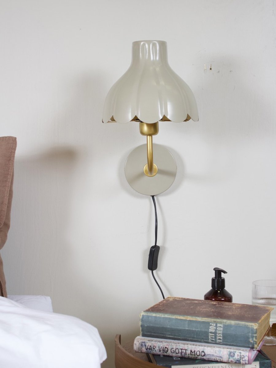 Wells 35cm Beige leselampe Von PR Home - Mit ihren femininen Formen und harmonischen Farben verleiht Wells Ihrem Zuhause Pers&ouml;nlichkeit und Eleganz.