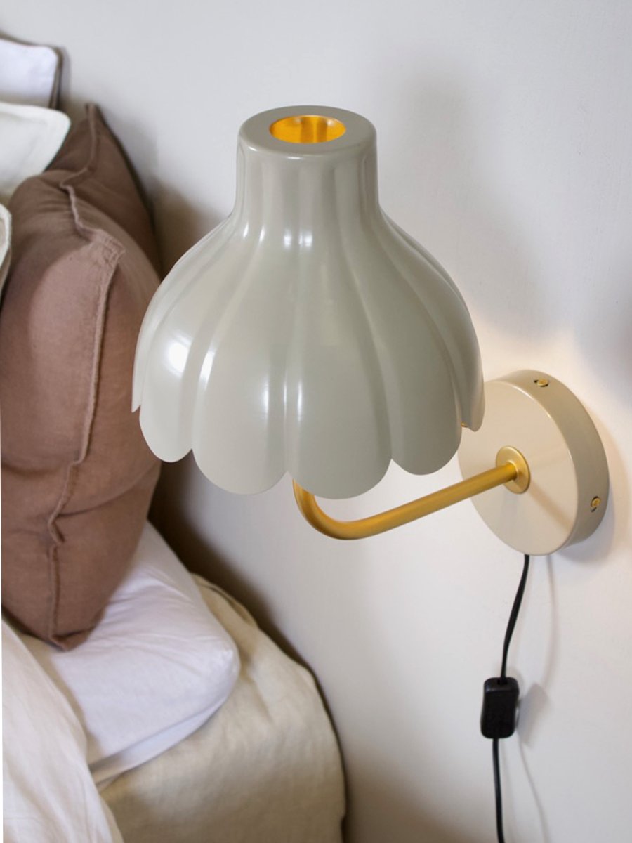 Wells 35cm Beige leselampe Von PR Home - Mit ihren femininen Formen und harmonischen Farben verleiht Wells Ihrem Zuhause Pers&ouml;nlichkeit und Eleganz.