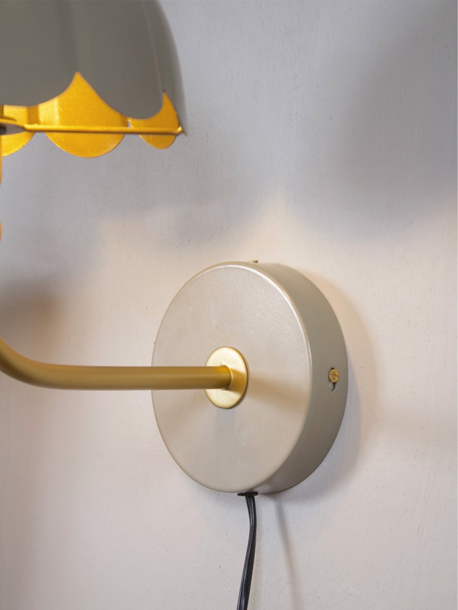 Wells 35cm Beige leselampe Von PR Home - Mit ihren femininen Formen und harmonischen Farben verleiht Wells Ihrem Zuhause Pers&ouml;nlichkeit und Eleganz.