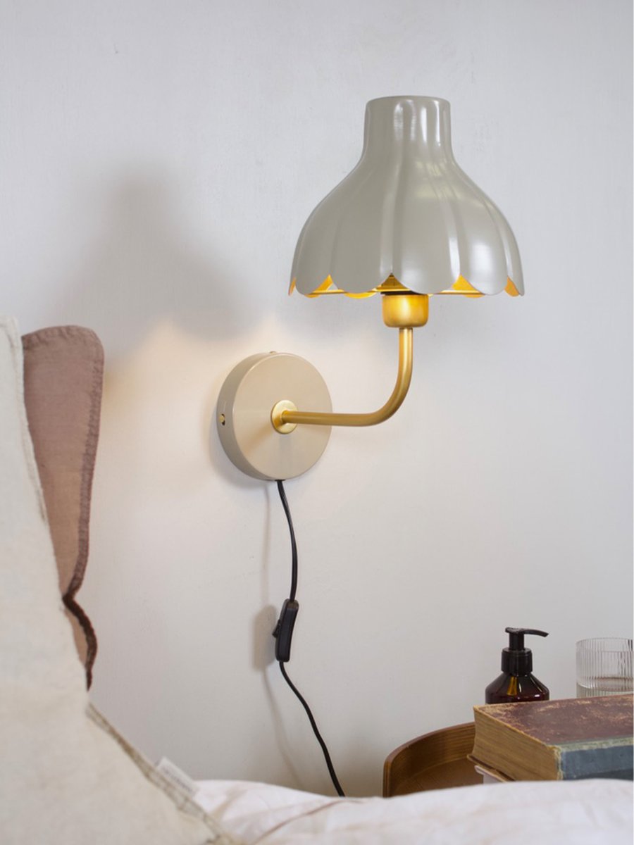 Wells 35cm Beige leselampe Von PR Home - Mit ihren femininen Formen und harmonischen Farben verleiht Wells Ihrem Zuhause Pers&ouml;nlichkeit und Eleganz.