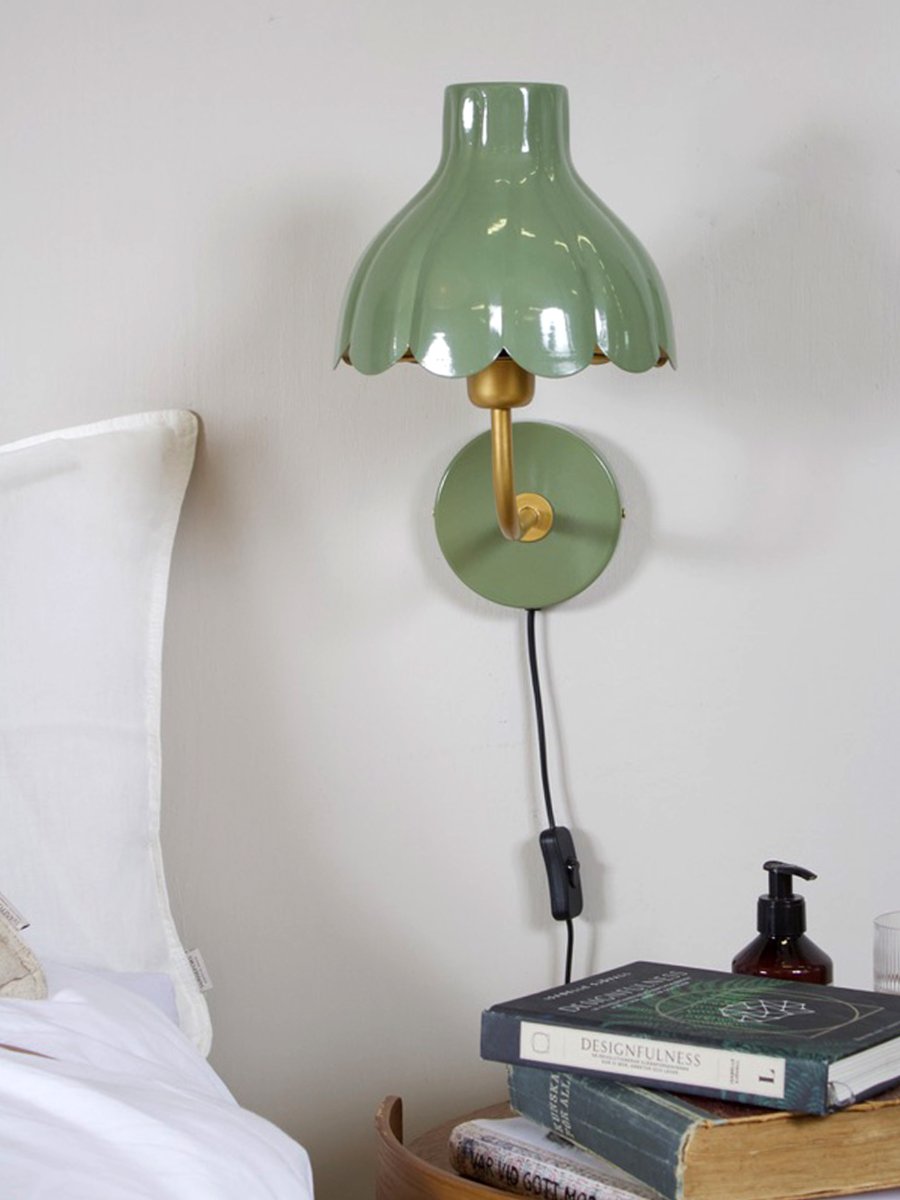 Wells 35cm Moosgrün leselampe Von PR Home - Mit ihren femininen Formen und harmonischen Farben verleiht Wells Ihrem Zuhause Pers&ouml;nlichkeit und Eleganz.