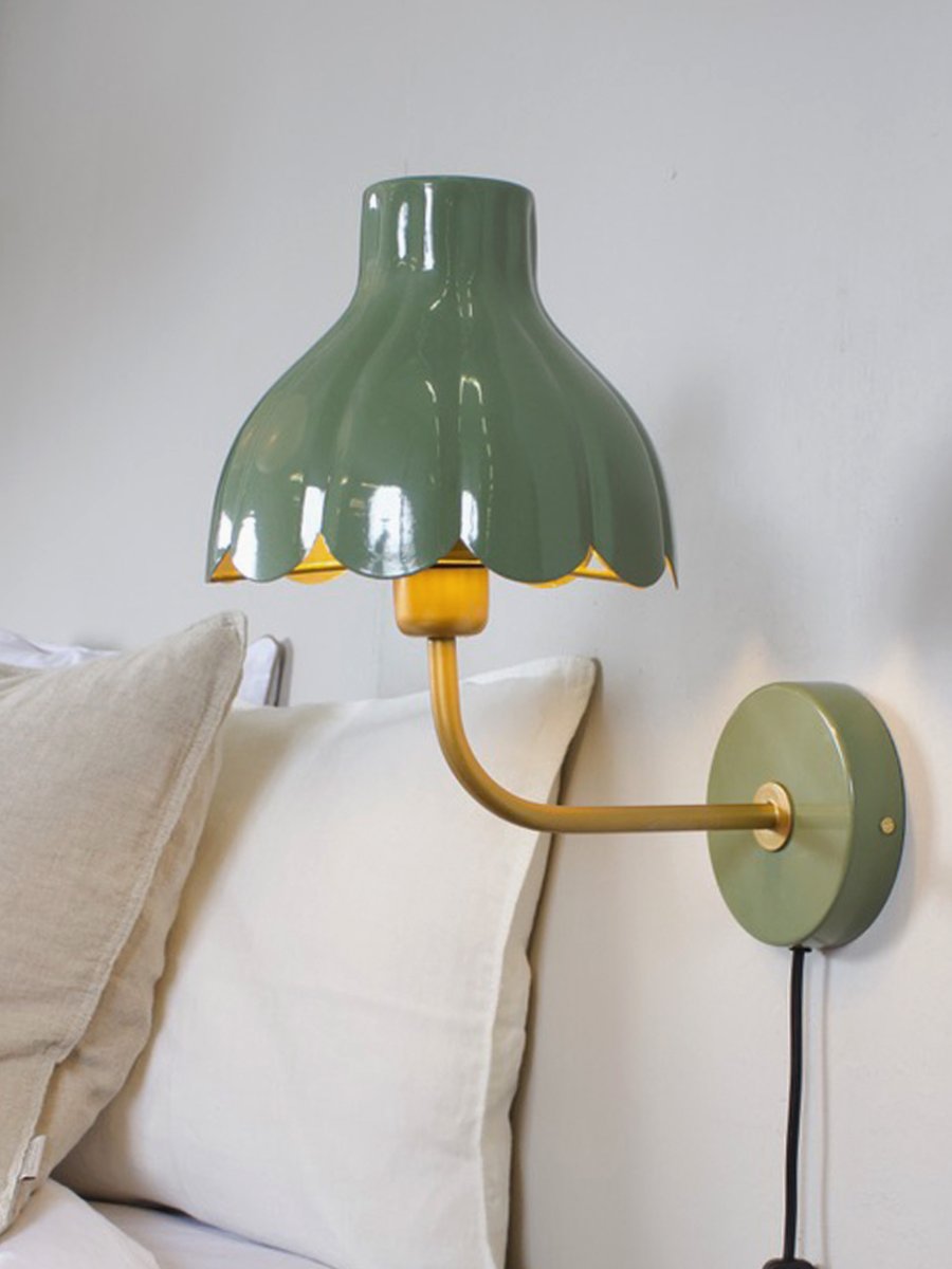 Wells 35cm Moosgrün leselampe Von PR Home - Mit ihren femininen Formen und harmonischen Farben verleiht Wells Ihrem Zuhause Pers&ouml;nlichkeit und Eleganz.
