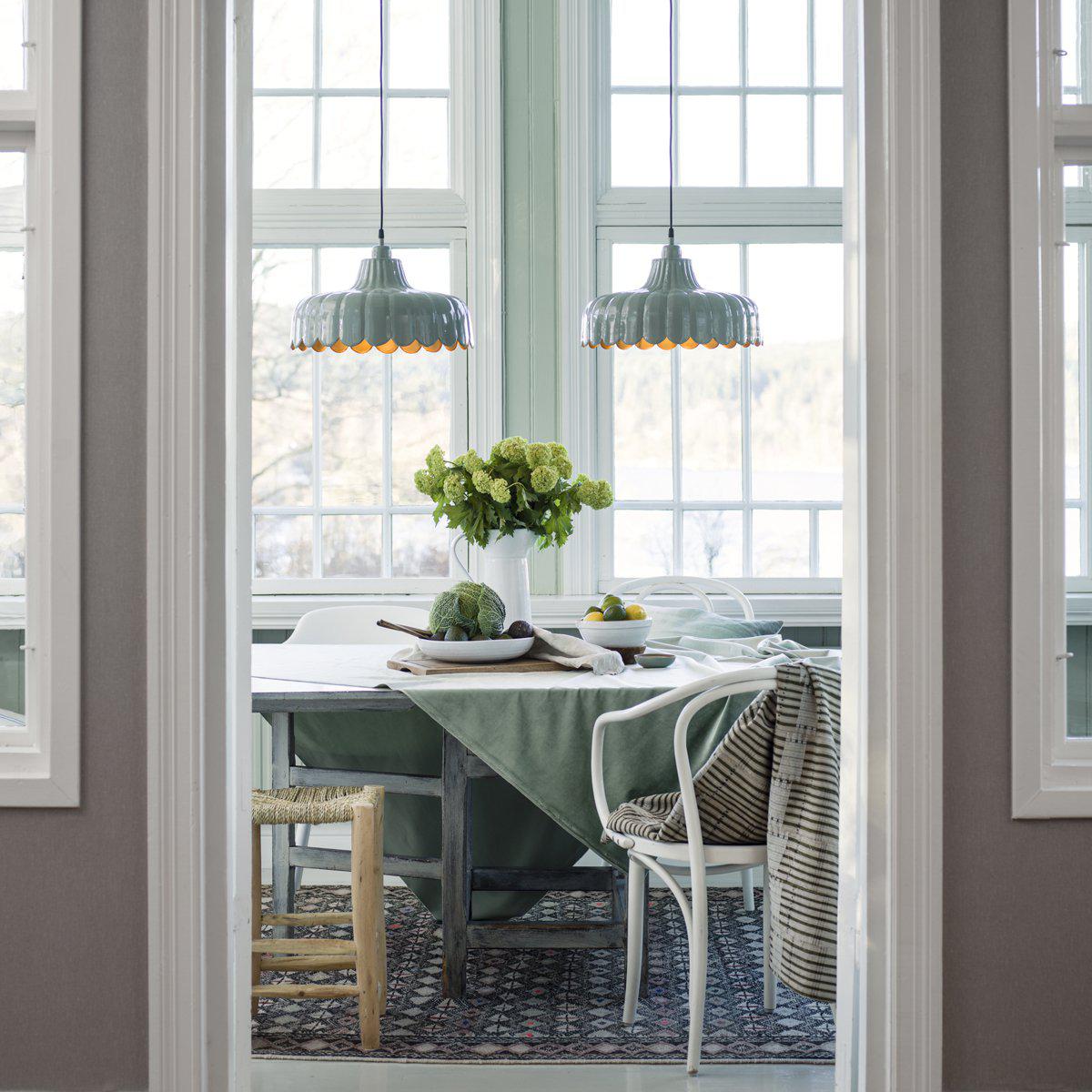 Wells Ø24 Grün fensterlampe Von PR Home - Wir haben uns von einer Blume inspirieren lassen und diese Serie in mehreren Modellen und Farben kreiert.