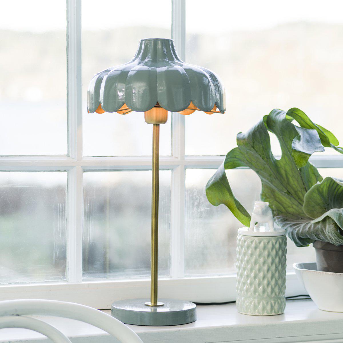 Wells 50cm Grün tischlampe Von PR Home - Wir haben uns von einer Blume inspirieren lassen und diese Serie in mehreren Farben und Modellen erstellt.
