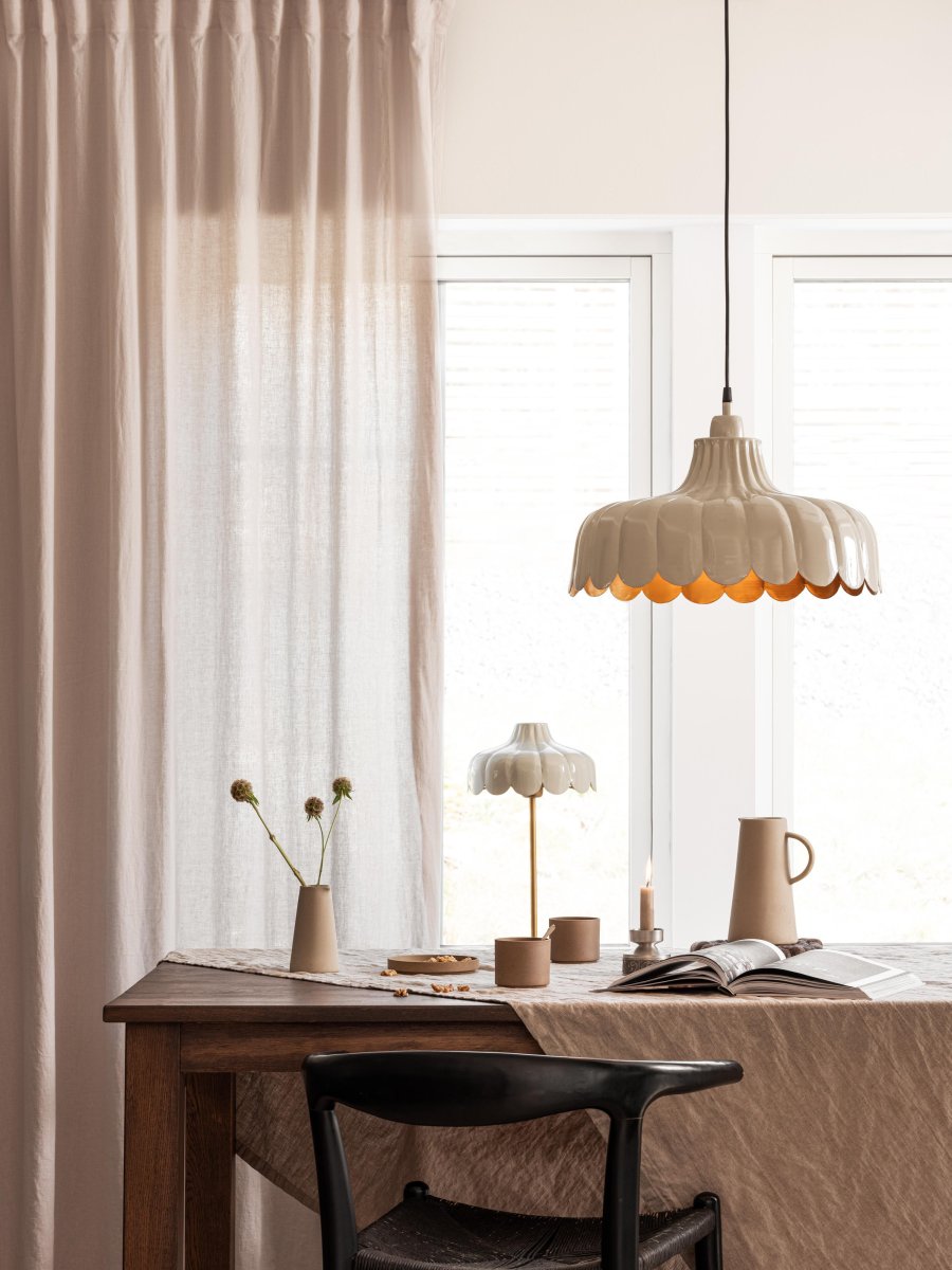 Wells 50cm Beige tischlampe Von PR Home - Wir haben uns von einer Blume inspirieren lassen und diese Serie in mehreren Farben und Modellen erstellt.