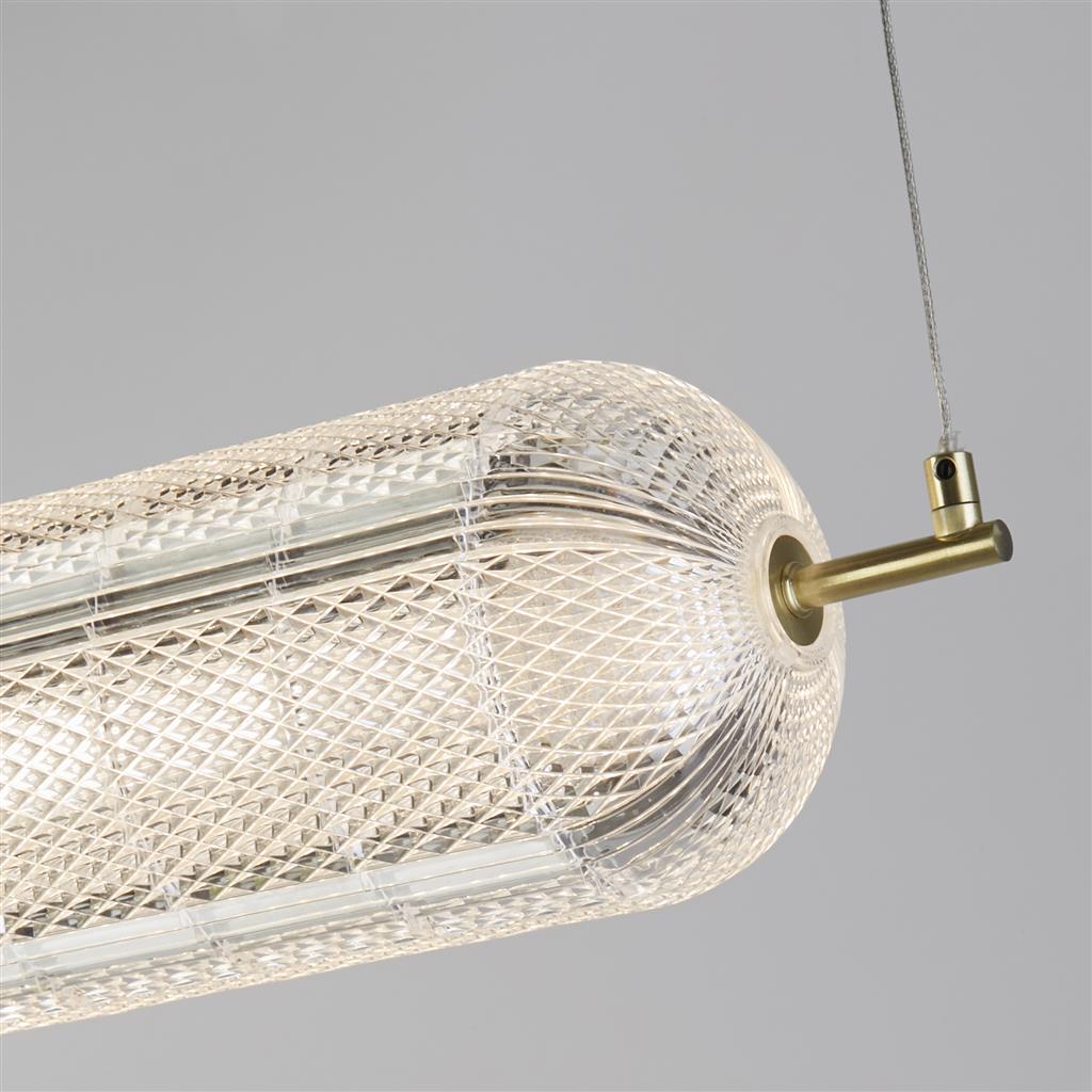 Capsule 108cm Messing hängelampe Von Searchlight - Capsule ist eine elegante und moderne Pendelleuchte mit Details aus satiniertem Messing und einem Schirm aus Acrylglas, der ein weiches und angenehmes Licht verbreitet.