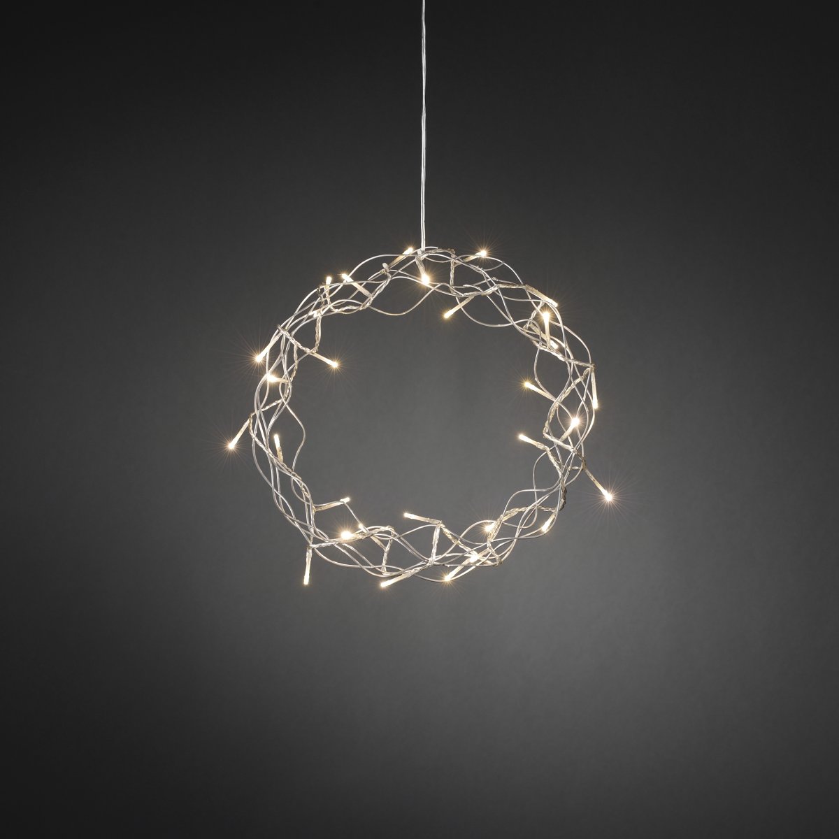LED-Kranz Ø30 Silber Von Konstsmide - Die 32 kleinen LEDs strahlen ein gem&uuml;tliches, warmes Gelblicht aus und schaffen so eine behagliche Atmosph&auml;re.